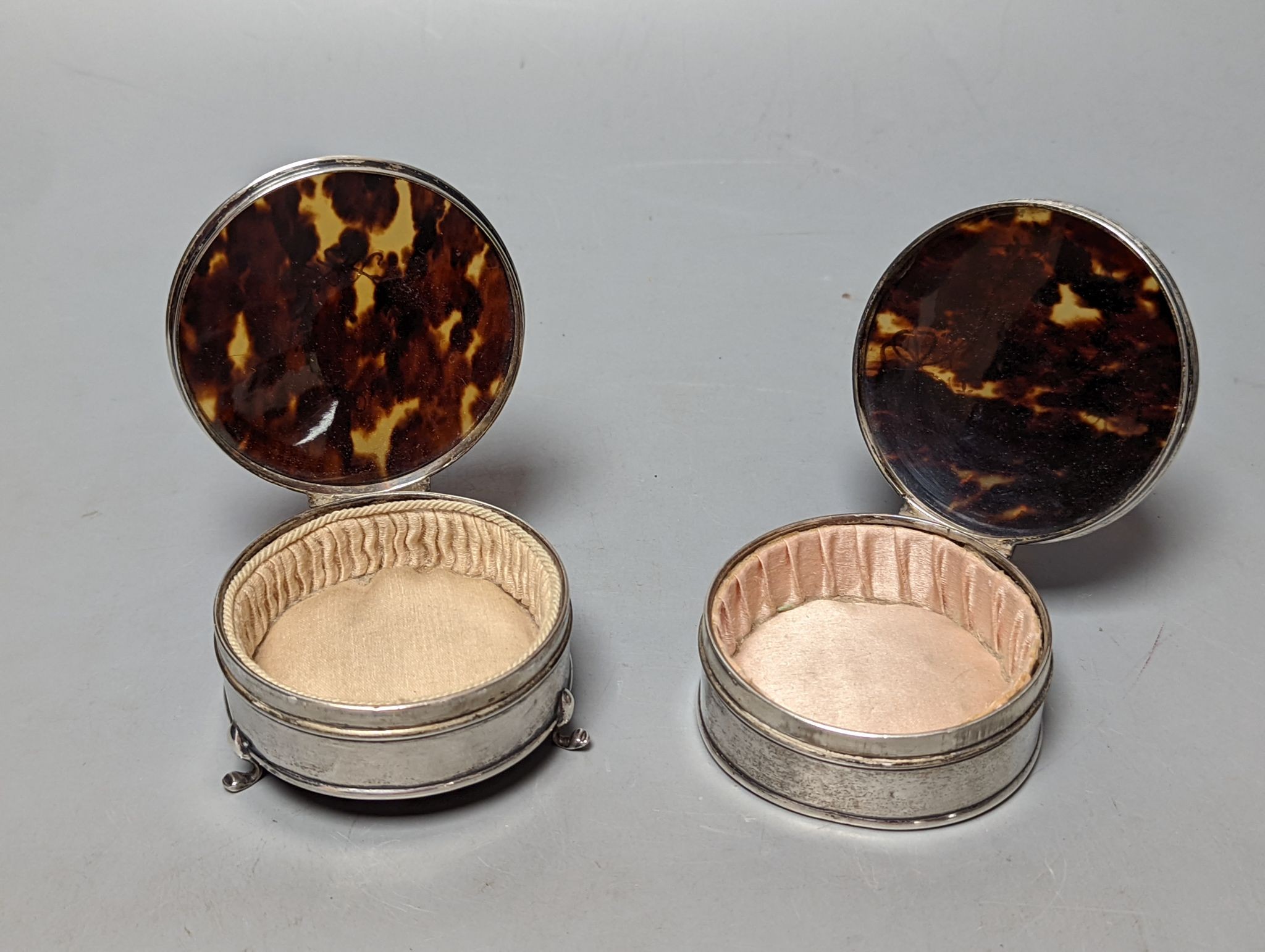 Two George V silver and tortoiseshell pique circular trinket boxes, largest diameter 73mm.